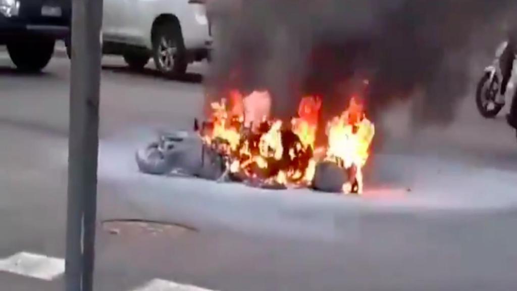 Incendio de una moto en la Via Augusta / REDES SOCIALES