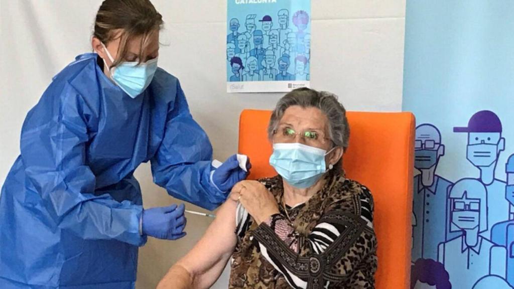 Leocàdia Peña, la primera mujer en recibir la segunda dosis en Cataluña / DEPARTAMENT DE SALUT