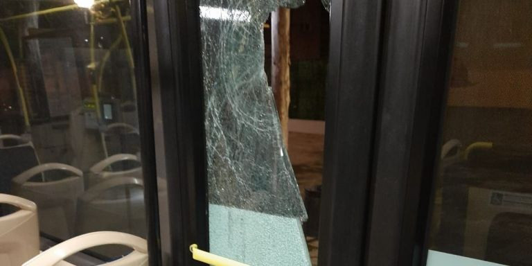 Cristales rotos en un autobús tras un ataque de este domingo / CEDIDA