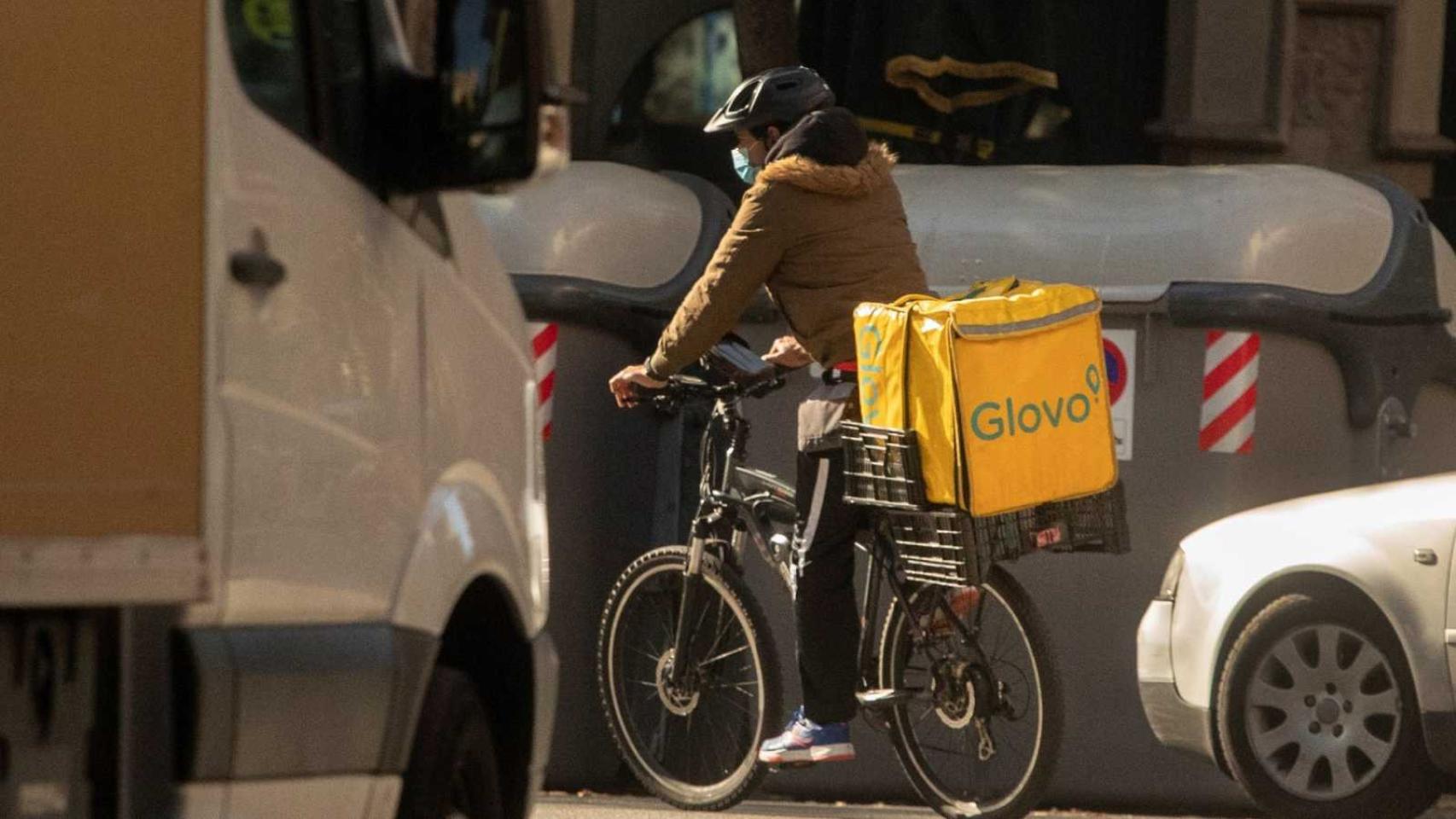 Un repartidor de Glovo en una imagen de archivo / EFE