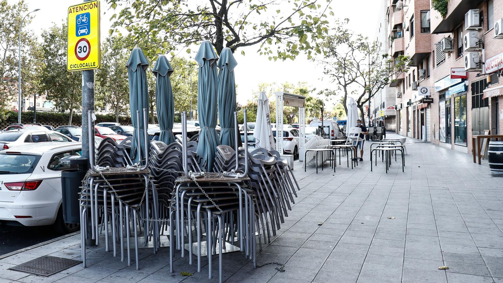 Terraza recogida y cerrada en un bar / EFE