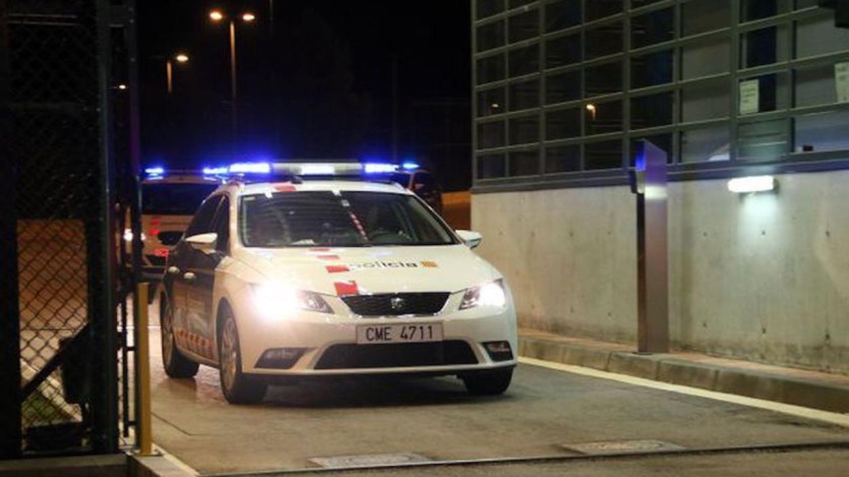 Un coche de los Mossos d'Esquadra en Viladecans / ARCHIVO