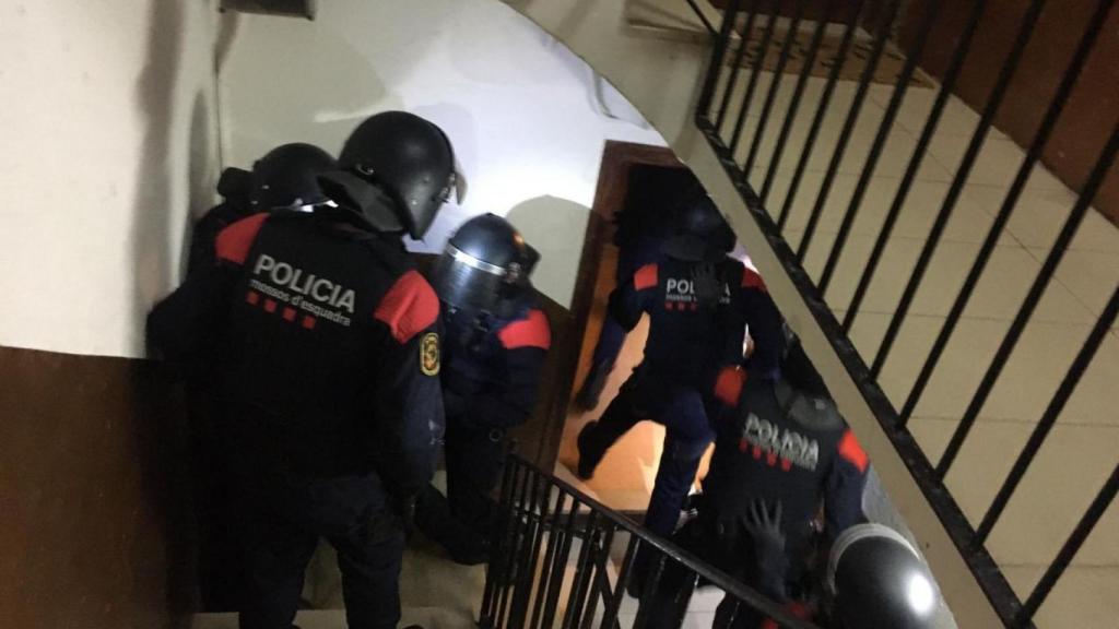 La policía en el interior del edificio donde se ha desmantelado el narcopiso / MOSSOS-TWITTER