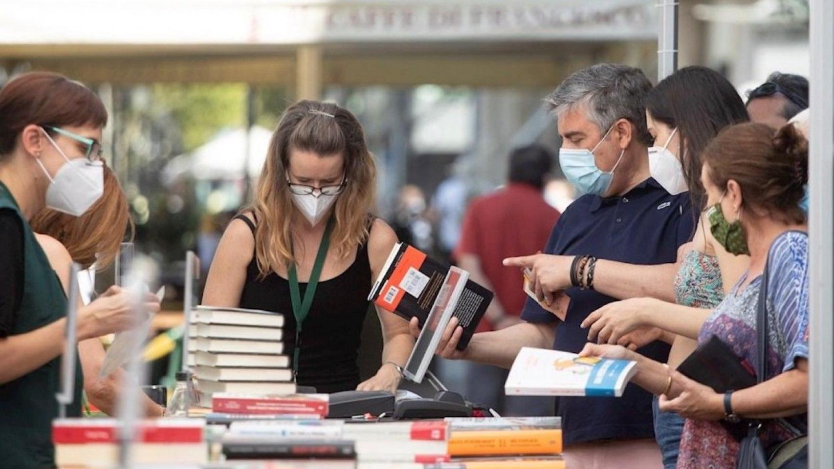 Uno de los puestos de venta callejeros durante la celebración de Sant Jordi del pasado 23 de julio / EFE - Marta Pérez