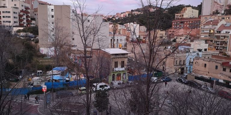 Vista de los dos campamentos de barracas en la calle Argentera / G.A