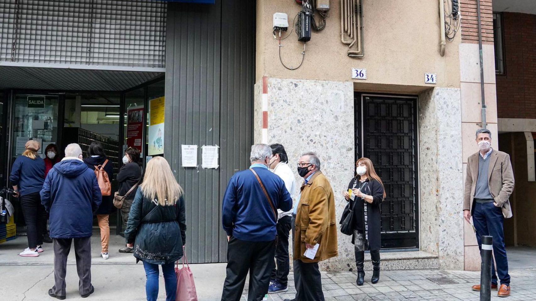 El alcalde de Badalona, Xavier García Albiol, en la cola de Correos / @Albiol_XG