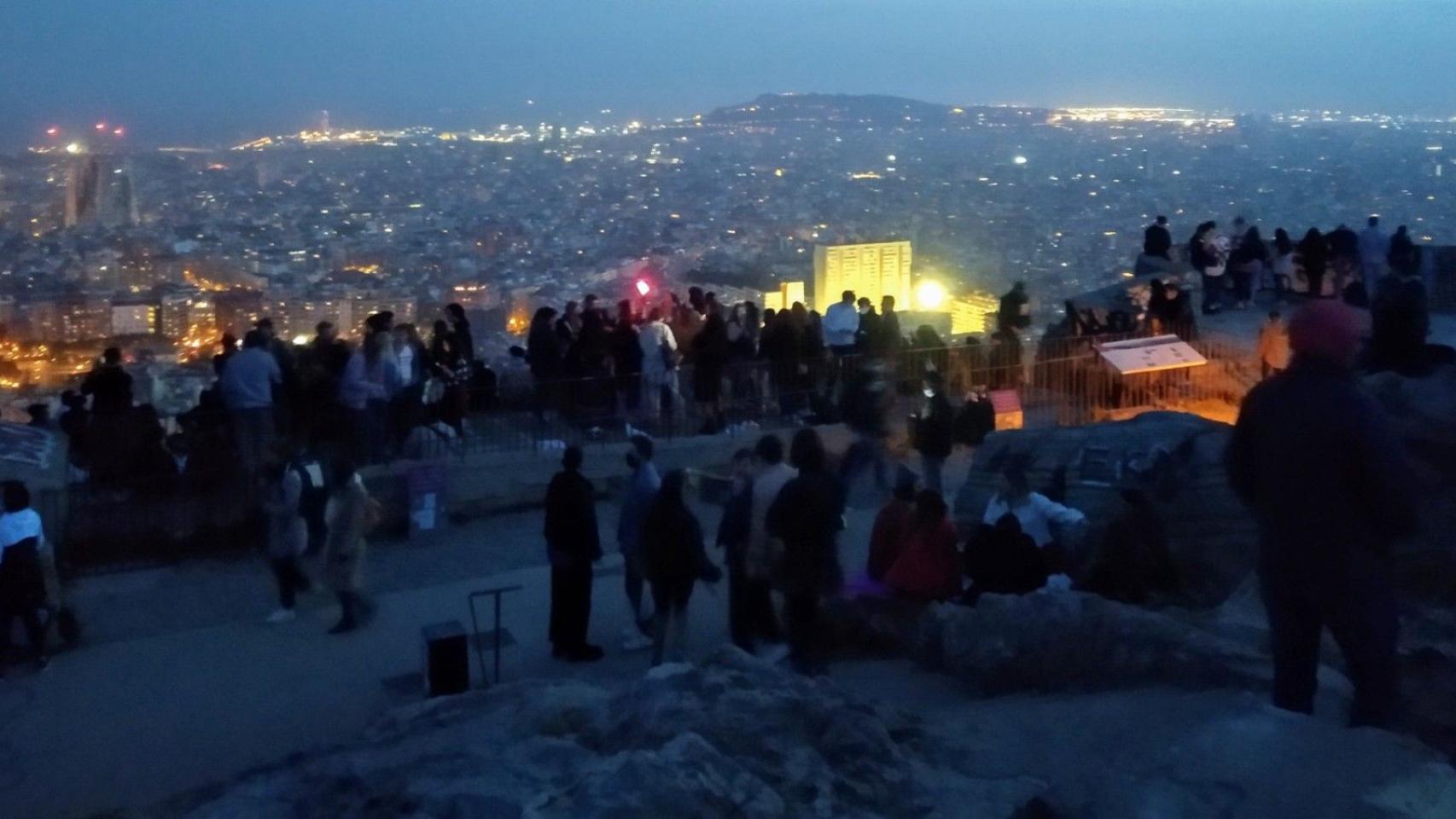 Decenas de jóvenes en los búnkeres del Carmel de botellón / MA - JORDI SUBIRANA