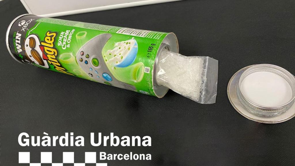 Droga escondida en un bote de Pringles / GUARDIA URBANA