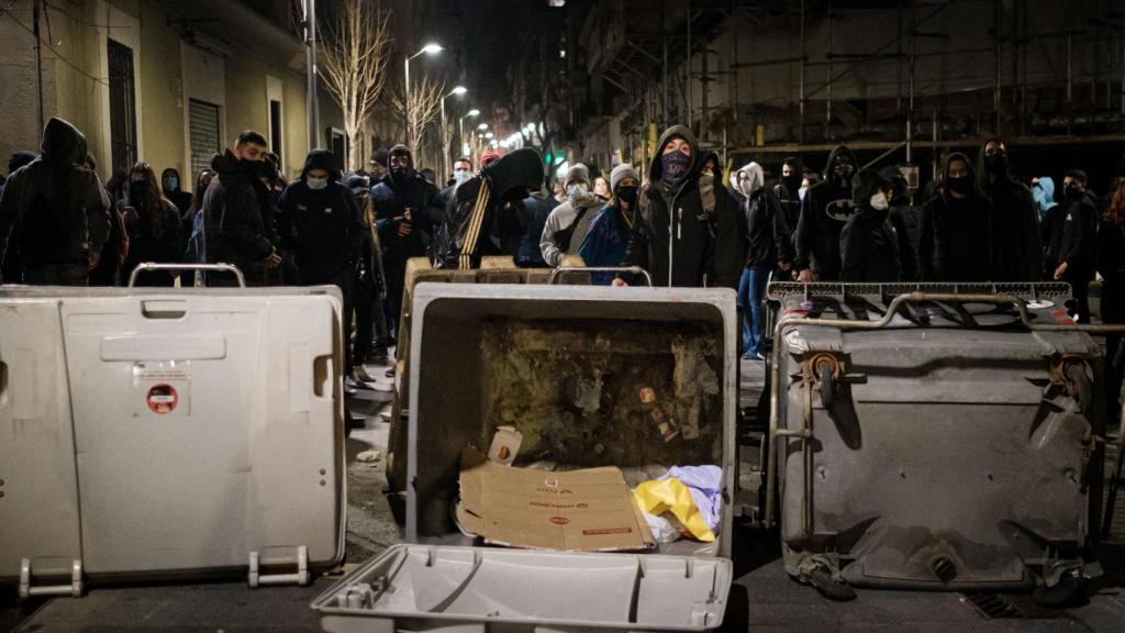 Trincheras improvisadas este martes en Barcelona / PABLO MIRANZO