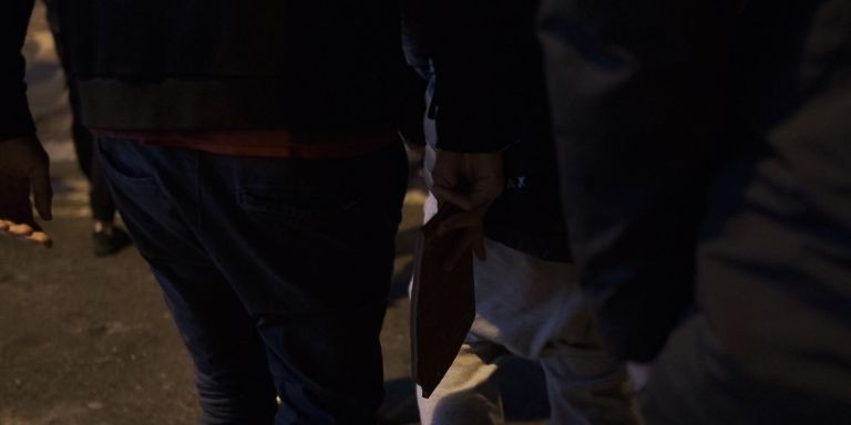 Un manifestante carga con un objeto/ PABLO MIRANZO-METRÓPOLI ABIERTA