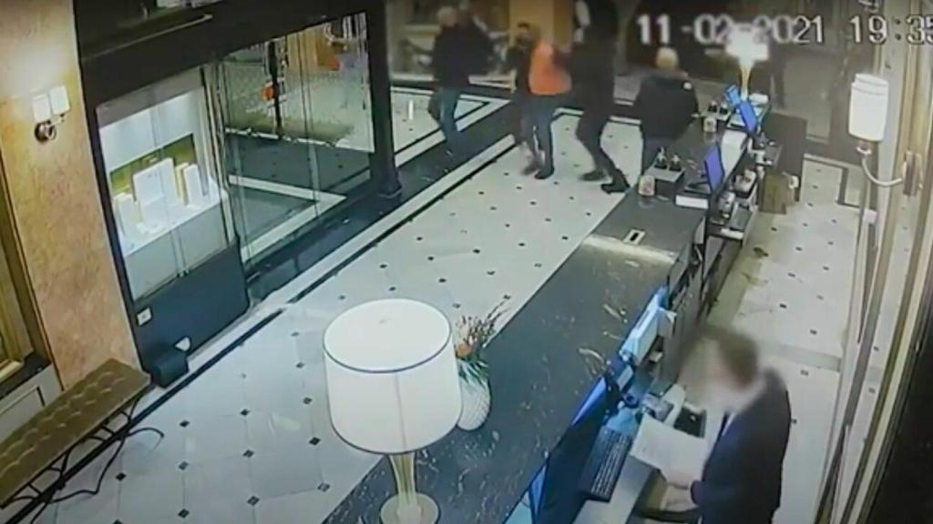 Momento en que la policía ha detenido al fugitivo/ P.N