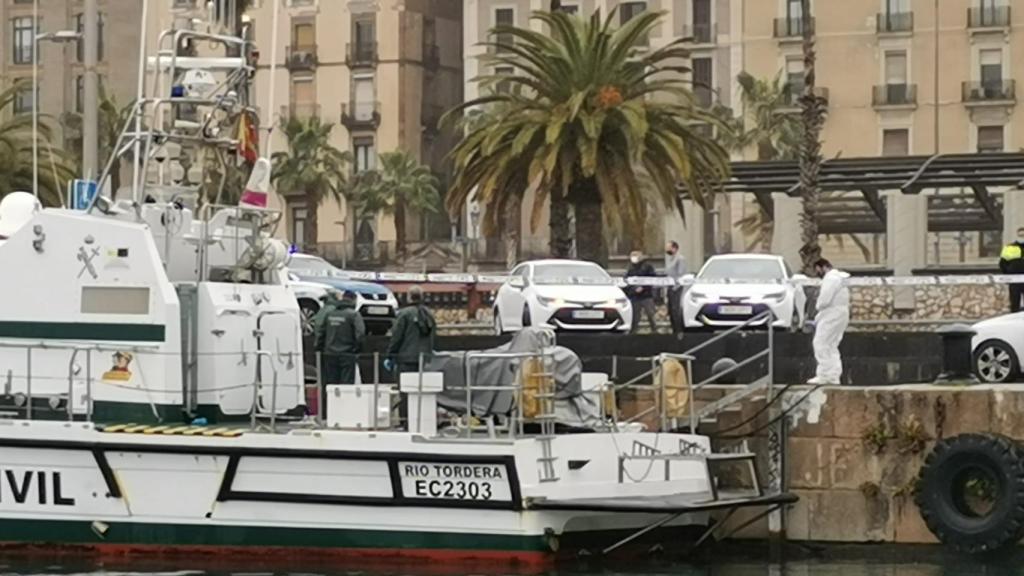 Guardia Civil este lunes en el Puerto de Barcelona en el lugar donde se ha hallado un cadáver / CEDIDA