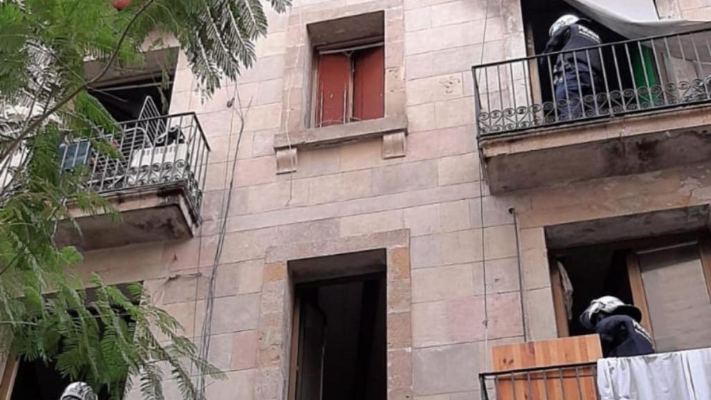 Agentes de la UREP de la Guardia Urbana supervisan varios balcones del edificio del Raval / CEDIDA