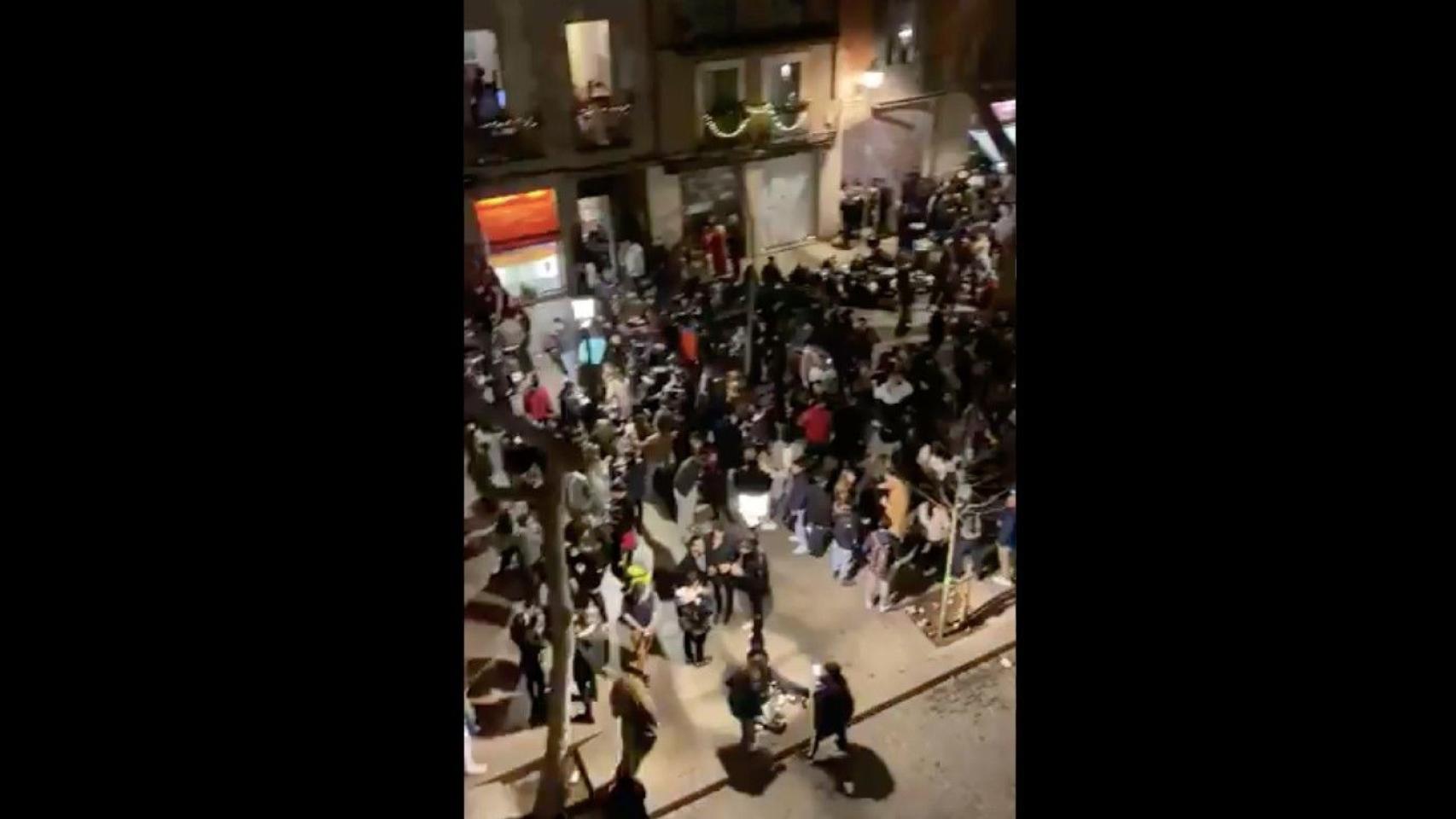 Cientos de personas de botellón en el Born / TWITTER @Llanolas