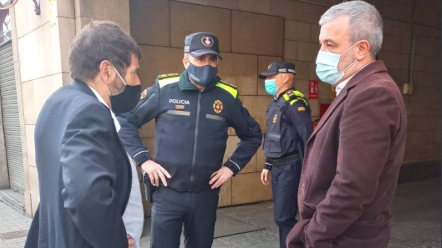 Jaume Collboni y Albert Batlle junto a dos agentes de la Guardia Urbana / REDES SOCIALES
