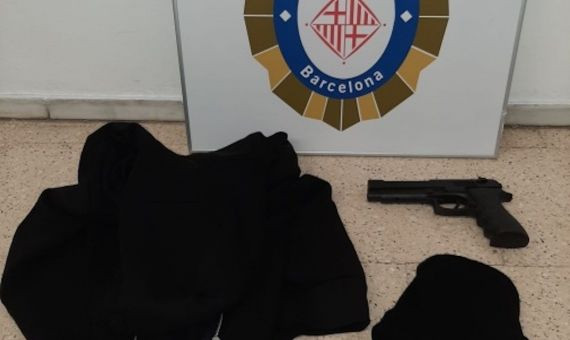 Al identificarlo, los agentes descubrieron que llevaba una pistola simulada / GUARDIA URBANA