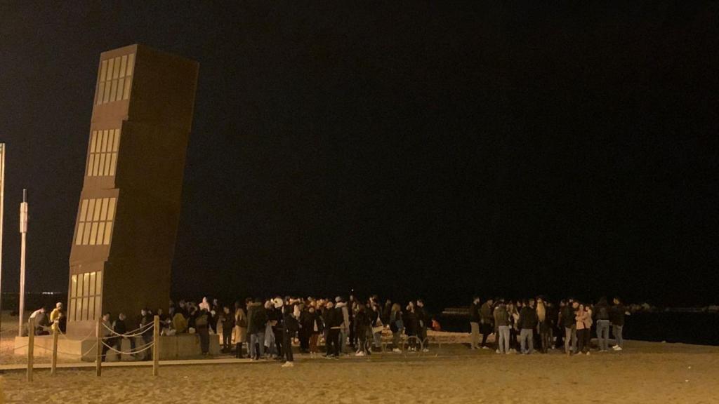 Más de 100 personas se han agrupado este sábado en la playa de Sant Miquelpara hacer botellón/ V. M