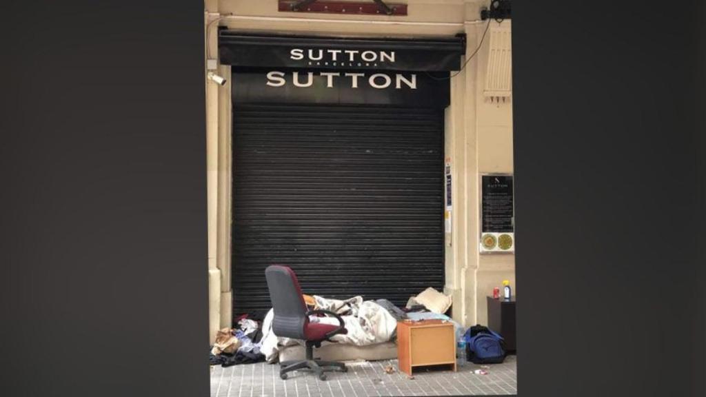 Un sintecho duerme frente a la discoteca Sutton de Barcelona