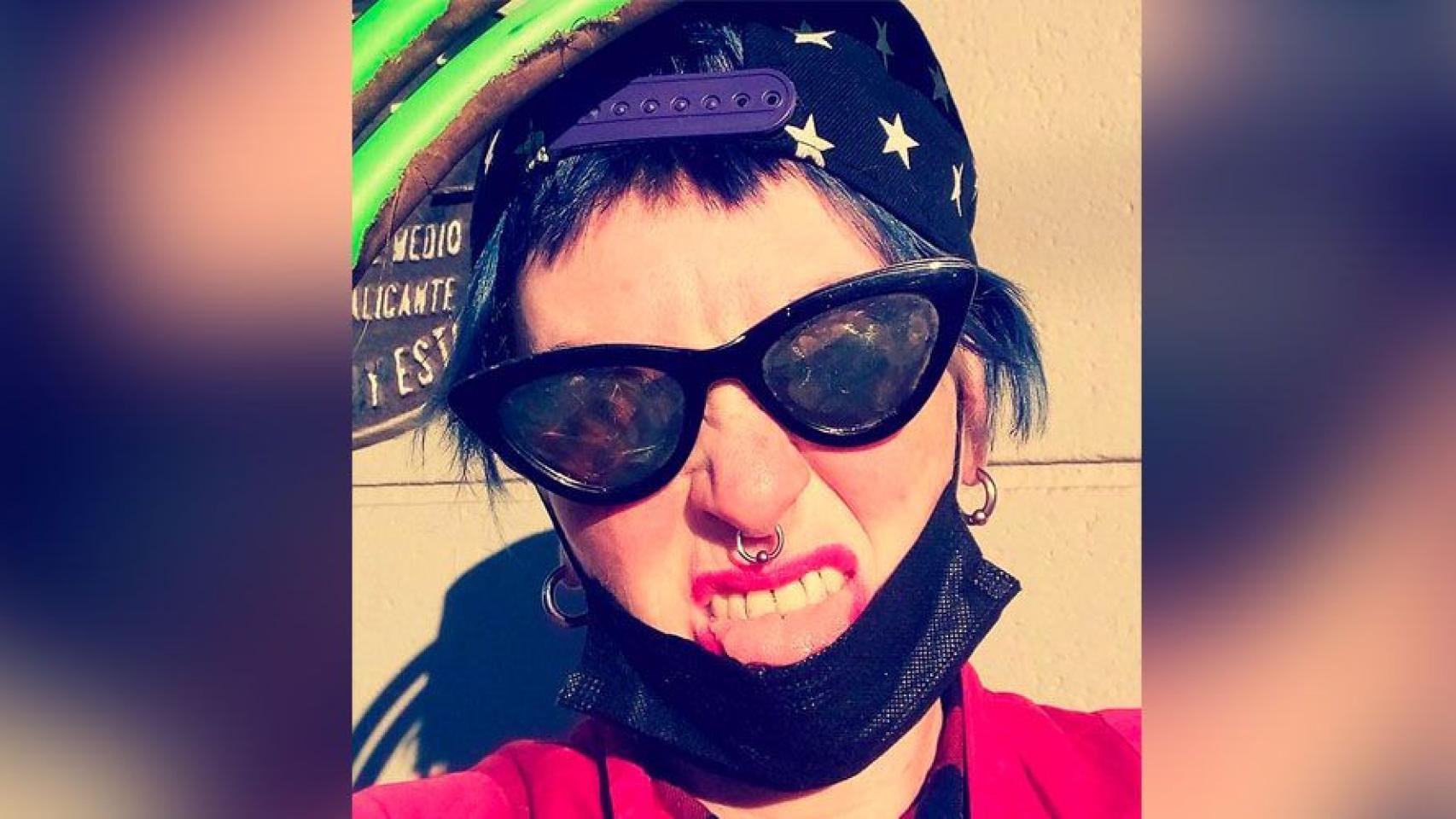 Sara Casiccia, la anarquista que quemó el furgón de la Urbana, en una imagen de sus redes sociales / INSTAGRAM