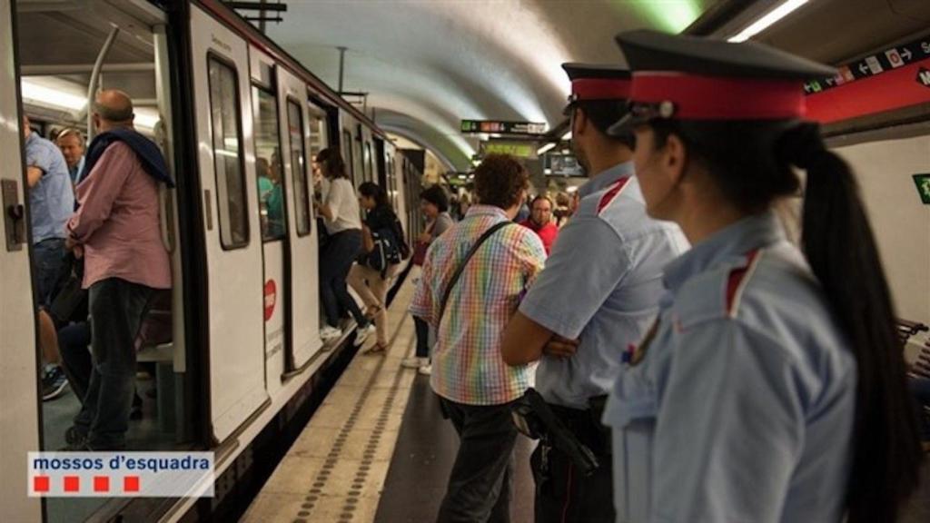 Agentes de los Mossos d'Esquadra vigilan los accesos a un vagón del Metro de Barcelona / EUROPA PRESS