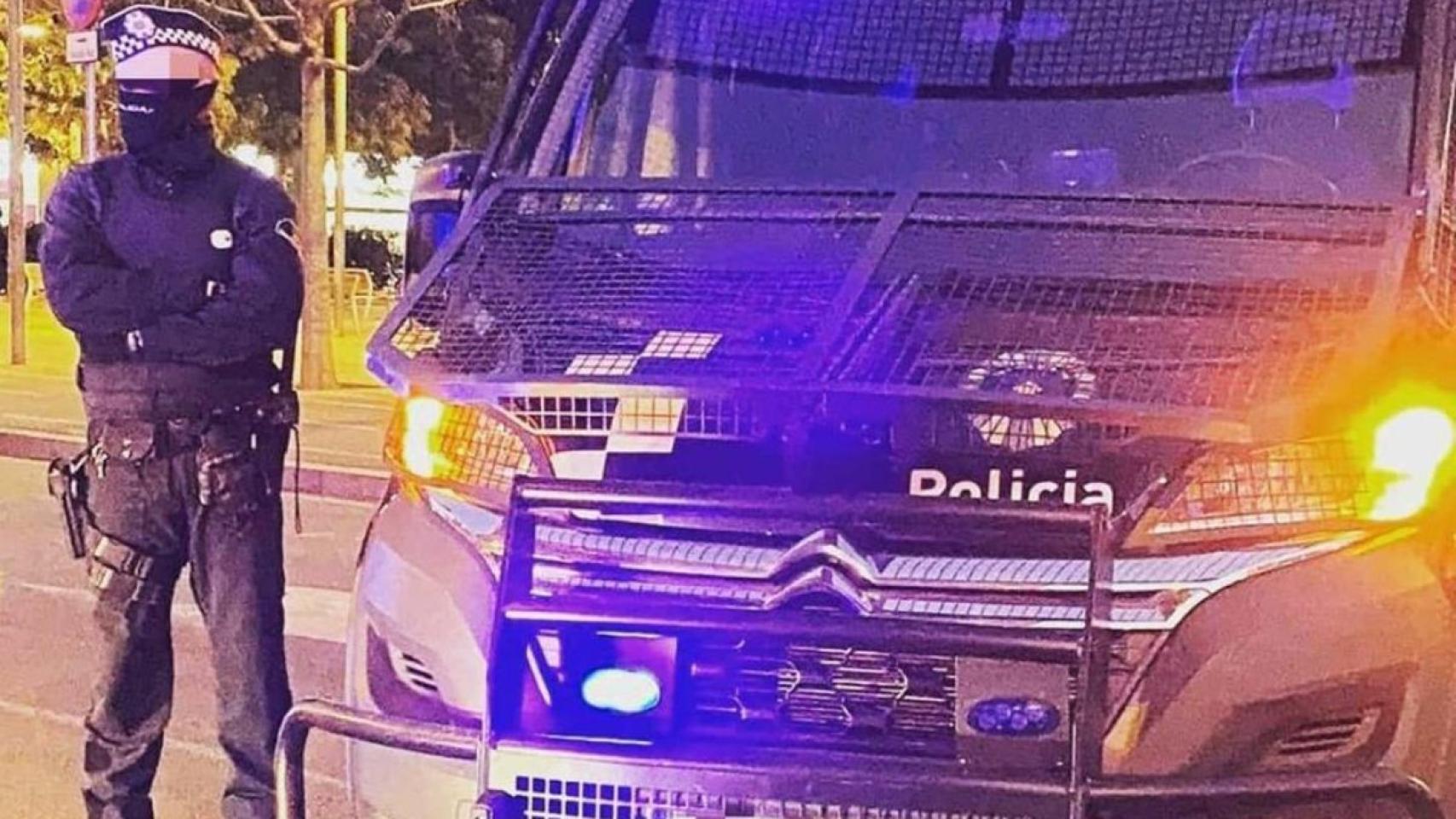 Un agente y una furgoneta de la unidad 'Yankee' en una imagen de archivo / CEDIDA