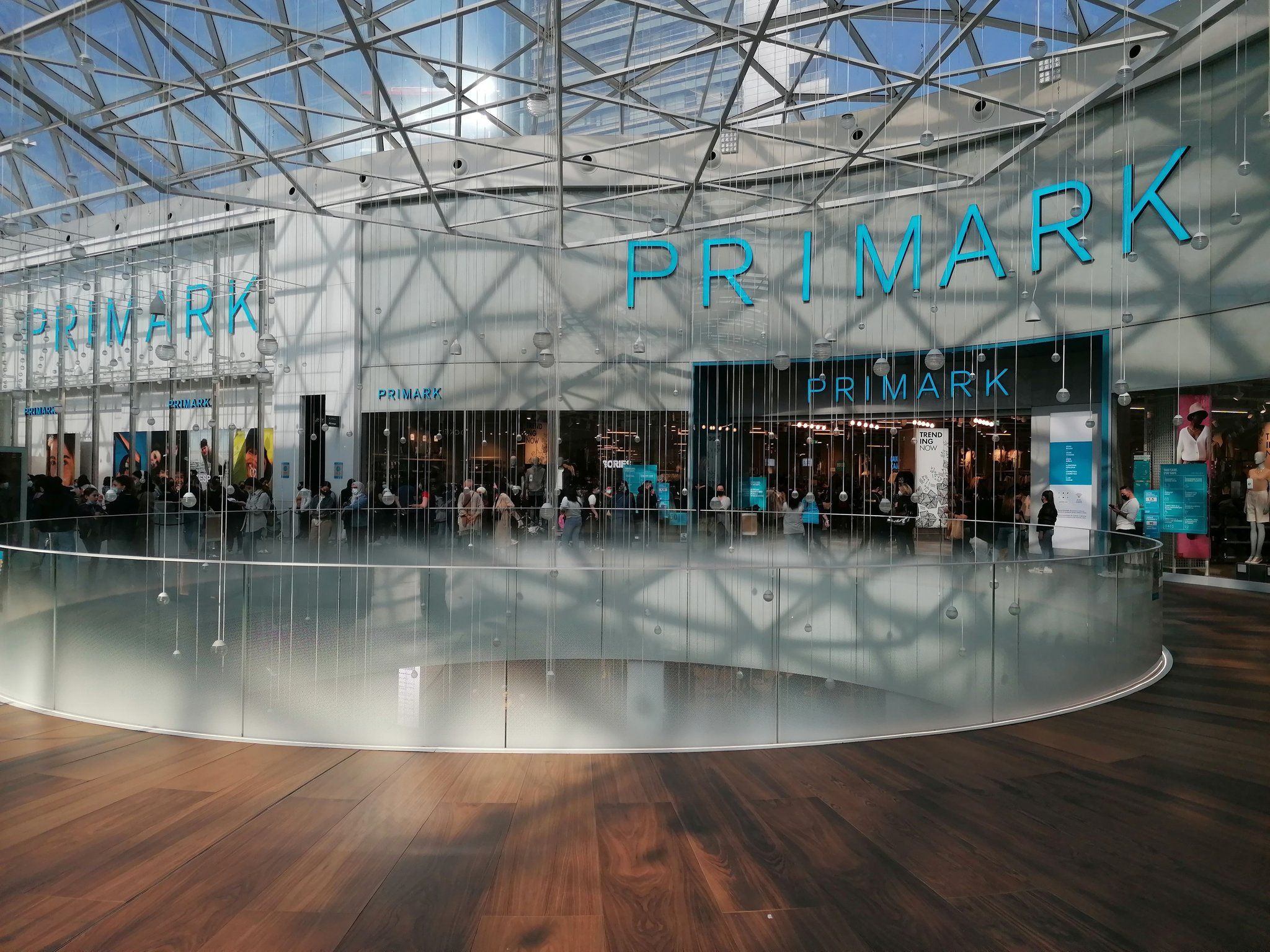 Cola de Primark en el centro comercial Diagonal Mar / CEDIDA