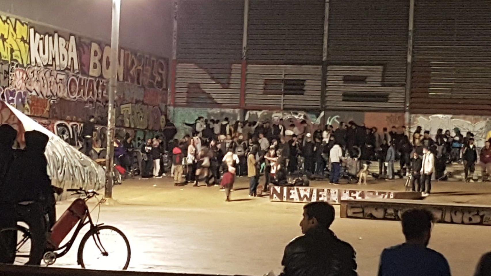 Gente aglomerada en los jardines de las Tres Xemeneies este sábado/ TWITTER- @SosPobleSec