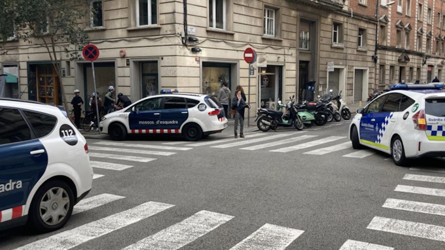 Patrullas de Mossos y Urbana en una calle de Sarrià-Sant Gervasi / EB