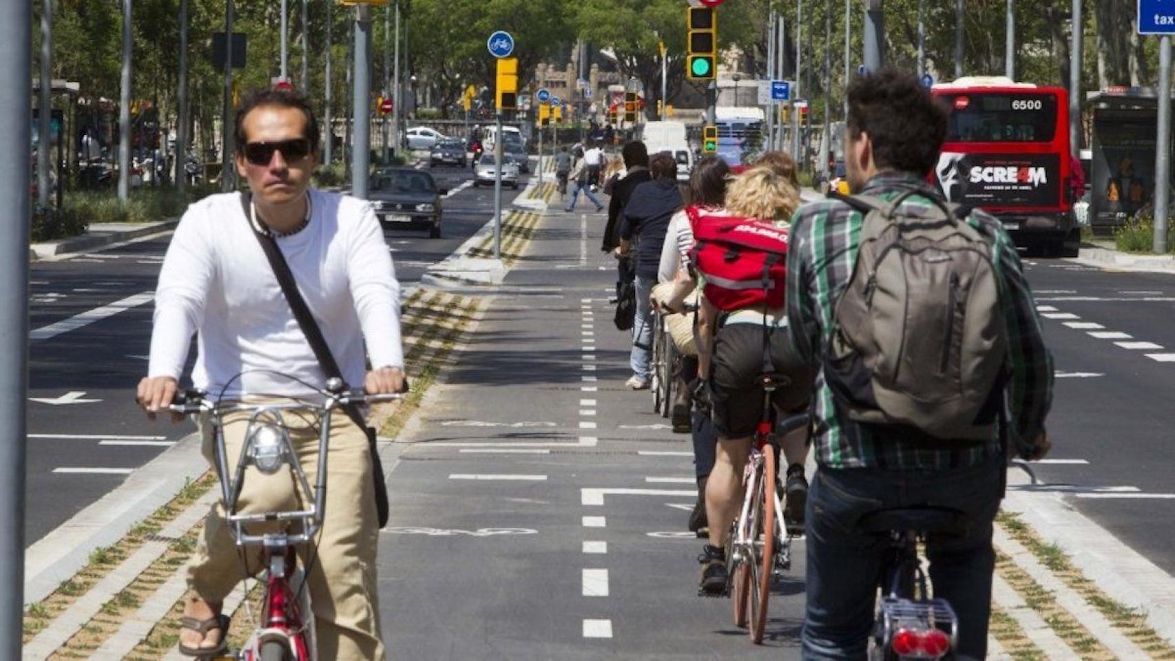 Ciclistas en el carril bici del paseo de Sant Joan de Barcelona / ARCHIVO - EFE