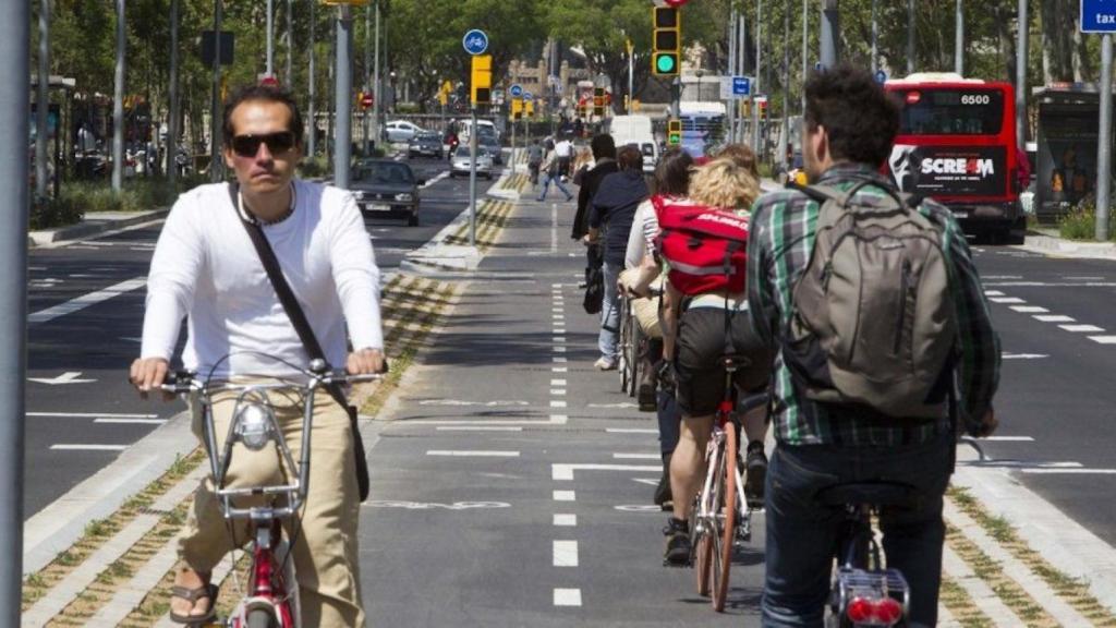 Ciclistas en el carril bici del paseo de Sant Joan de Barcelona / ARCHIVO - EFE
