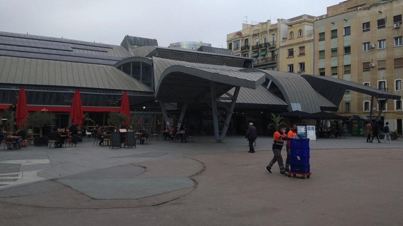 El mercado de la Barceloneta, lugar del robo el domingo 4 de abril al que volvieron los ladrones a buscar el móvil perdido / MA - JORDI SUBIRANA