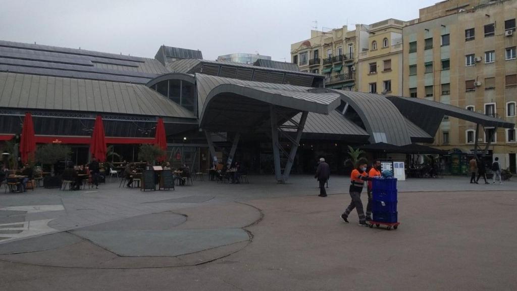 El mercado de la Barceloneta, lugar del robo el domingo 4 de abril al que volvieron los ladrones a buscar el móvil perdido / MA - JORDI SUBIRANA
