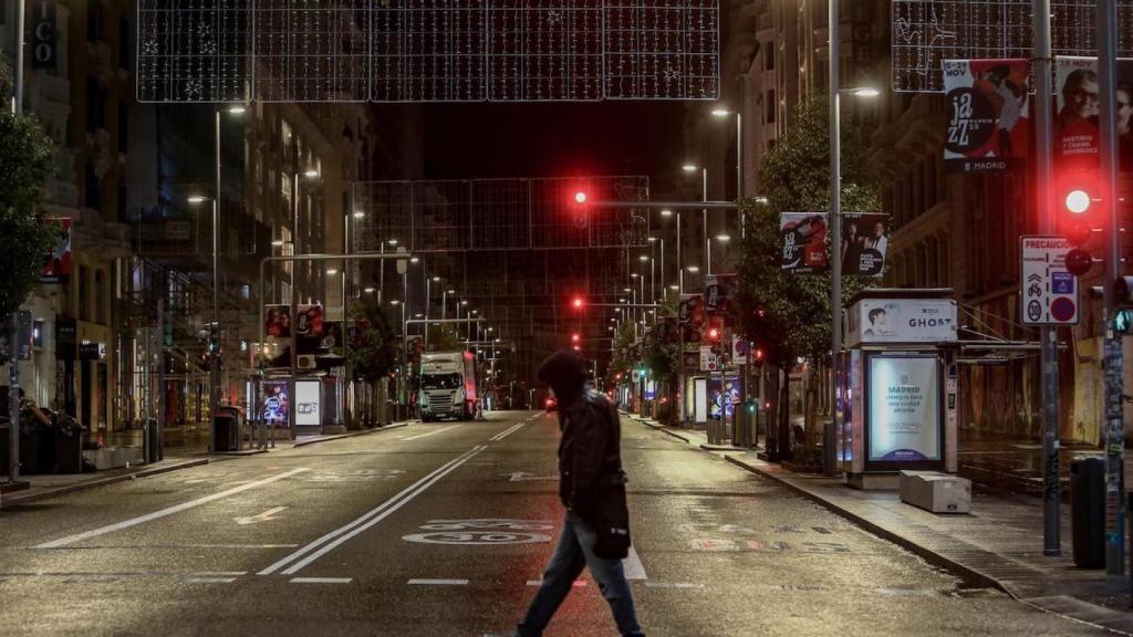 Una calle, vacía, durante el toque de queda este invierno / EUROPA PRESS