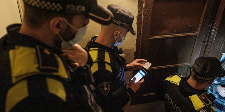 La Urbana denuncia a dos chicas en un edificio del Gòtic por hacer una fiesta ilegal / PABLO MIRANZO