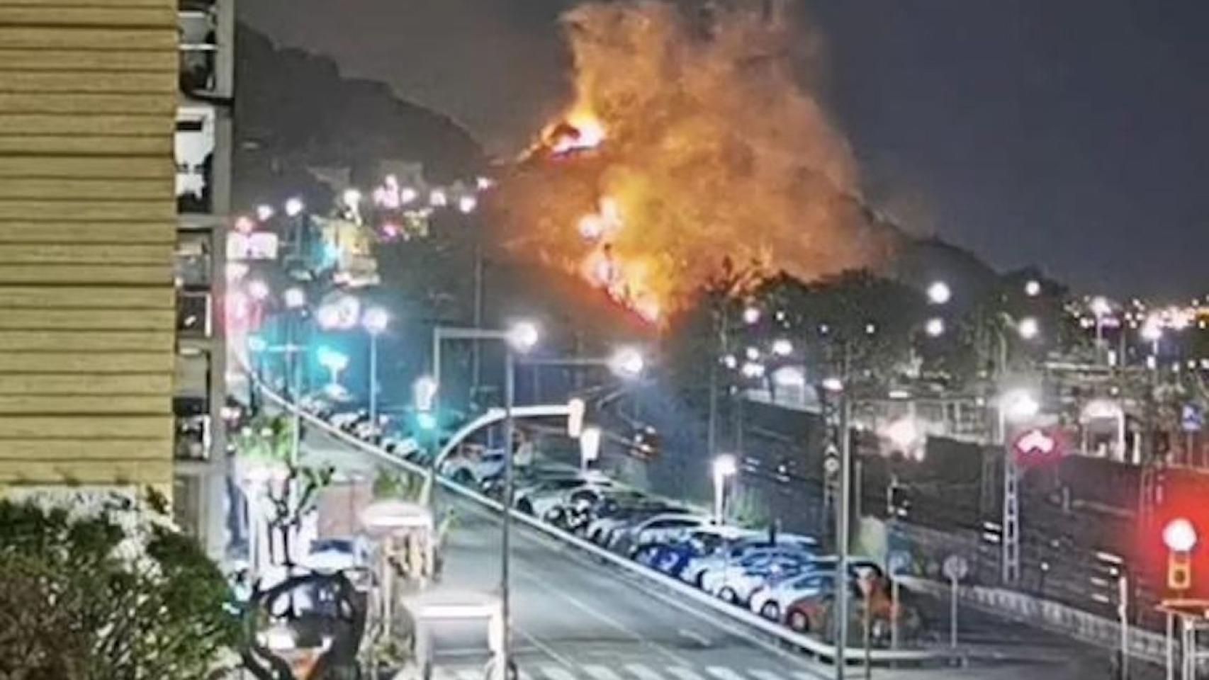 Montaña de Montgat ardiendo por culpa de unos fuegos artificiales / REDES SOCIALES