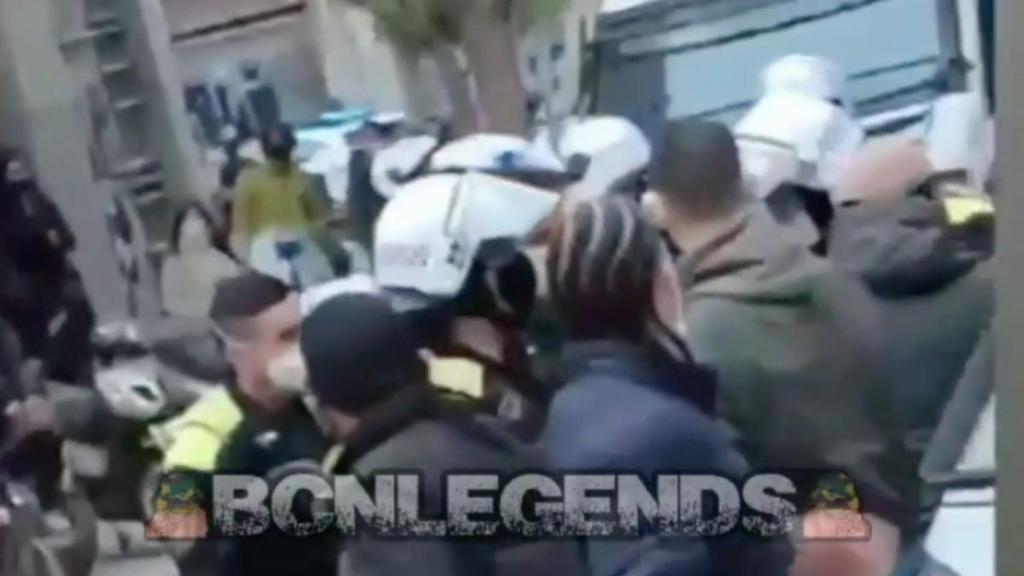 Decenas de guardias urbanos en la plaza del Born tras descubrir un botellón / BCN LEGENDS