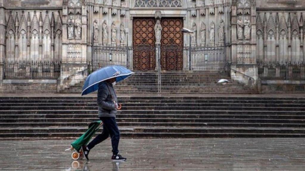 La Plaza de la Catedral de Barcelona durante una jornada de lluvia / EFE