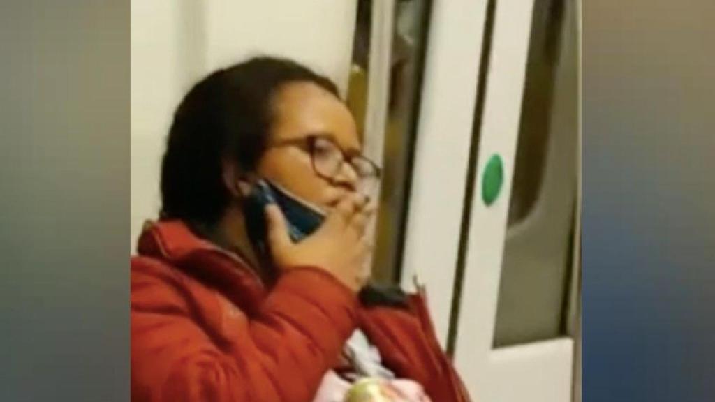 Una mujer fuma y tose en el metro de Barcelona / BCN LEGENDS