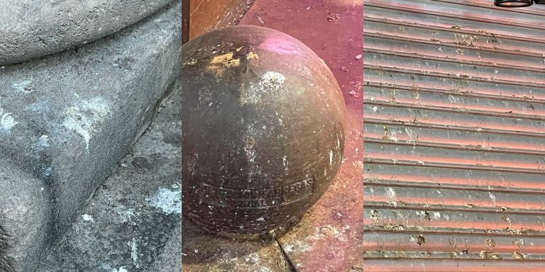 Excrementos de paloma en una columna de La Boqueria, un bolardo frente a una parada y la persiana de una carnicería / DAVID GORMAN