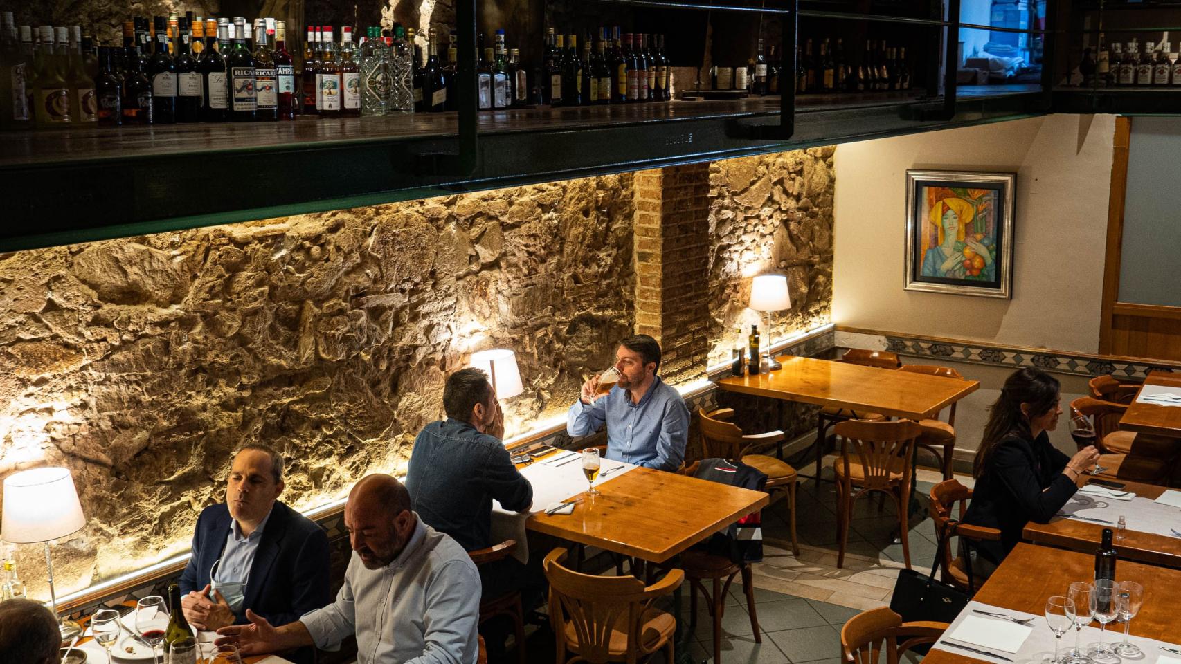 Varios clientes, a la hora de la comidad, restaurante El Boliche del Gordo Cabrera / PABLO MIRANZO (MA)
