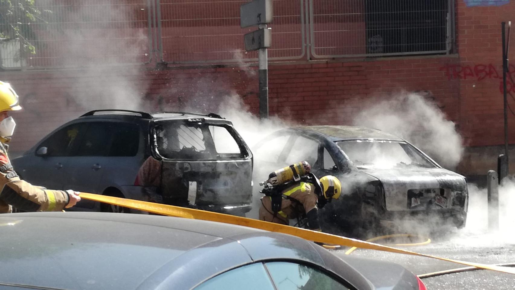 Dos coches calcinados en una imagen de archivo / METRÓPOLI ABIERTA