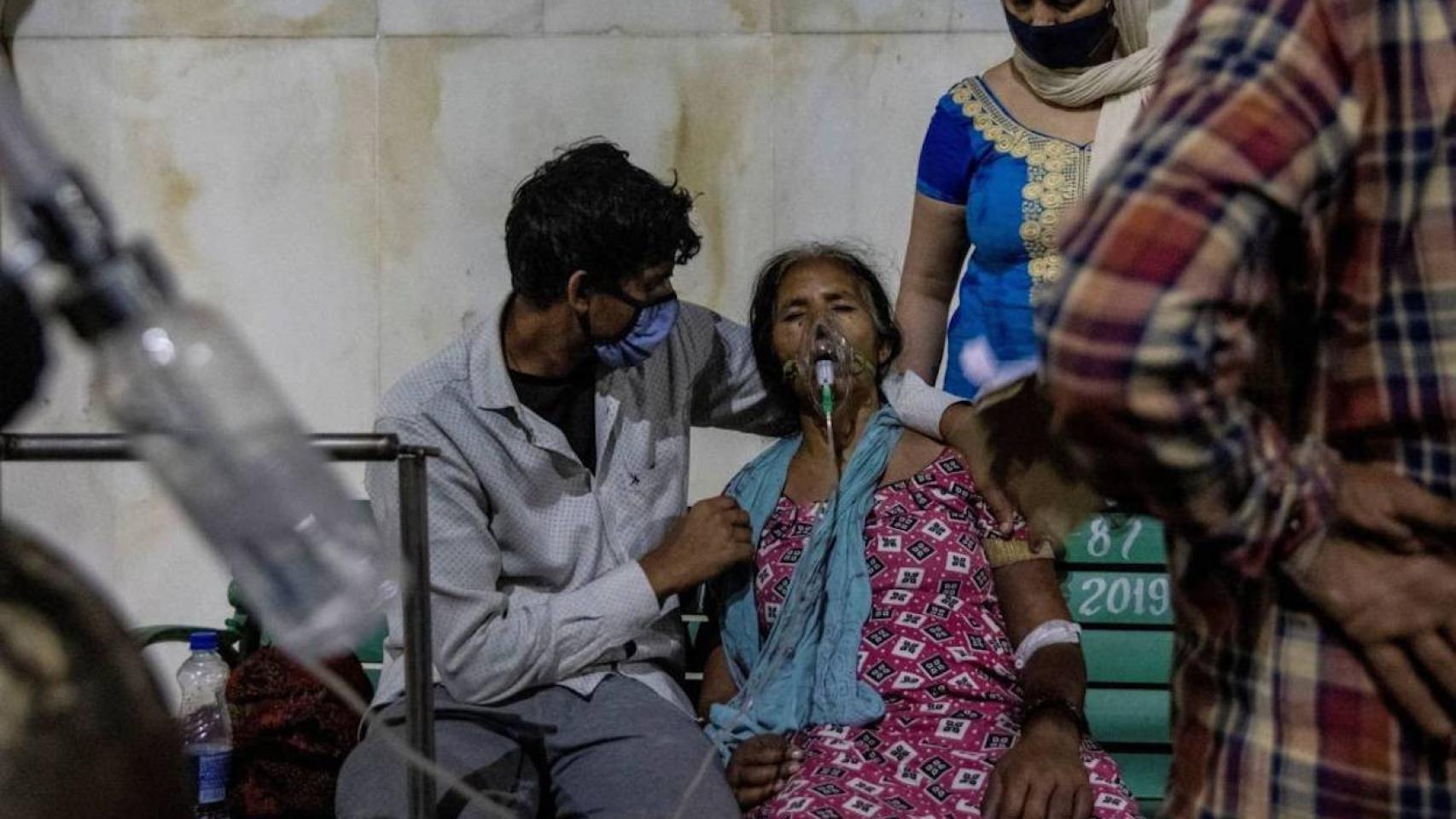 Una mujer enferma de coronavirus en la India / REUTERS