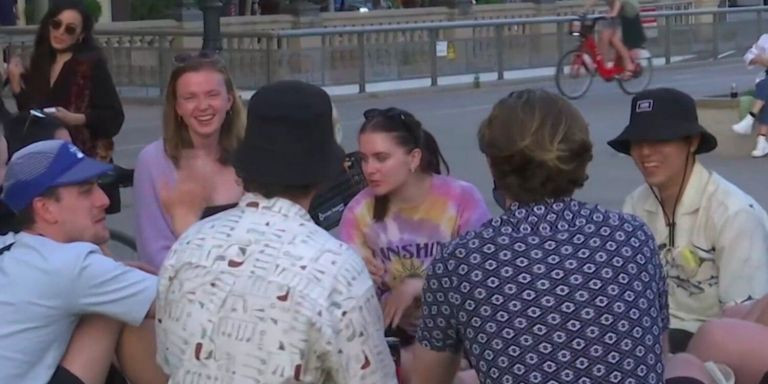 Imágenes de la gente que no respeta las medidas anti-covid antes del último toque de queda / TV3