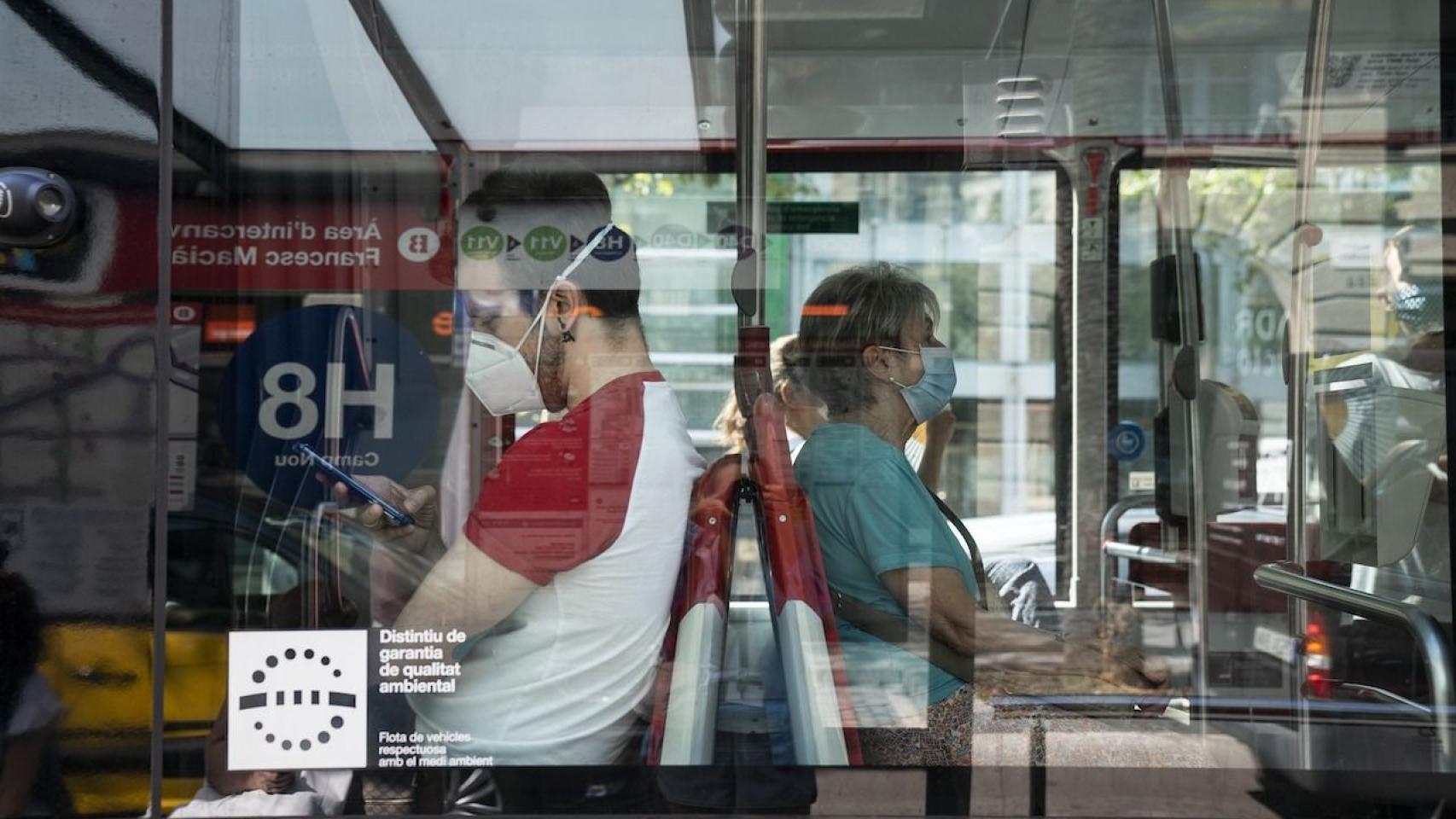 Un bus de TMB con pasajeros en Barcelona / TWITTER AYUNTAMIENTO DE BARCELONA