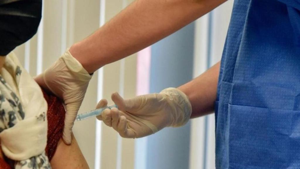 Una enfermera vacuna a una mujer contra el coronavirus durante la vacunación en Barcelona / EUROPA PRESS