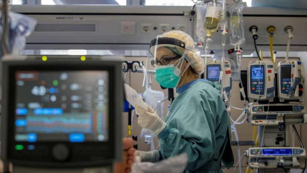 Una profesional sanitaria en el Hospital del Vall d'Hebron de Barcelona / EFE - ALBERTO ESTÉVEZ