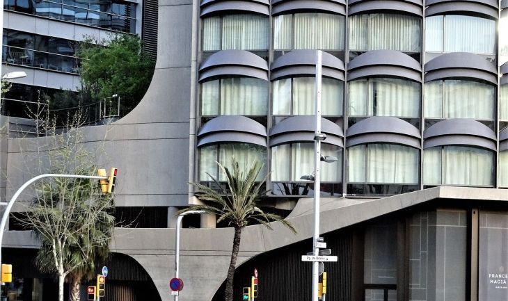 Exterior del bloque ubicado en el número 10 de Francesc Macià, el más caro de España