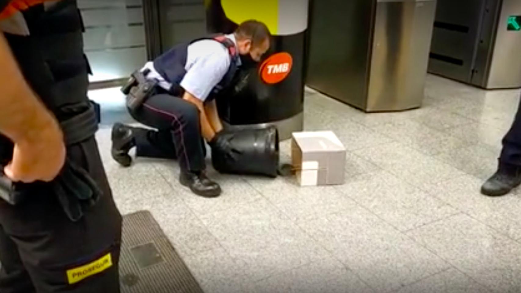 Una serpiente siembra el pánico en el metro de Barcelona / CG