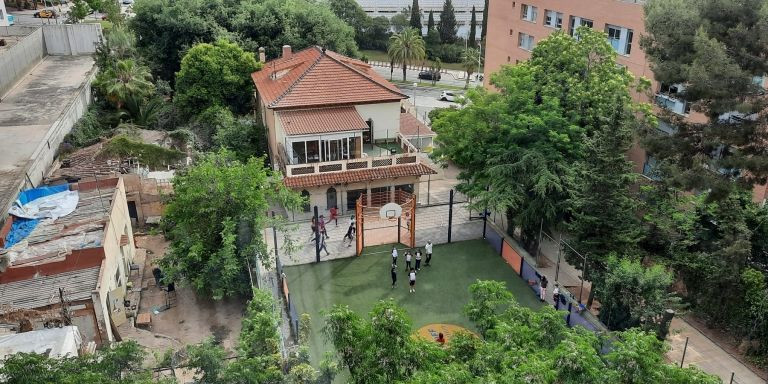 El solar okupa y la escuela Lexia, separados por un único muro / CEDIDA