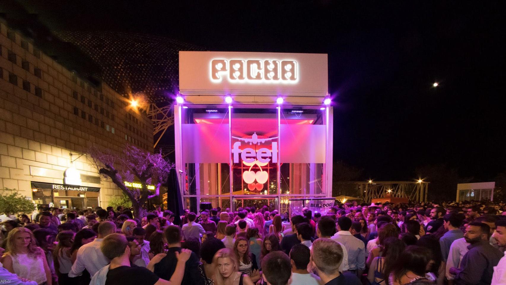 Exterior de la discoteca Pachá Barcelona llena de gente